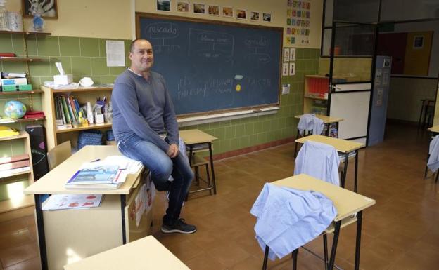 Francisco Javier Campos, maestro: «Los niños te hablan mucho del 'bicho' y no se quitan la mascarilla»