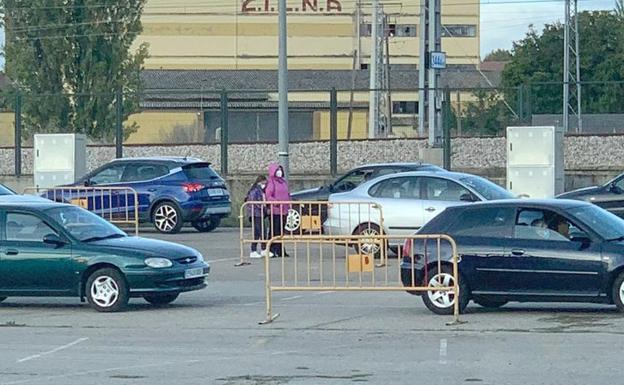 Posibles pacientes Covid esperan al aire libre durante horas y a dos grados para una prueba PCR en León