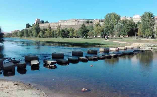 Operarios municipales retiran la plataforma de la Pesquera sobre el río Águeda en Ciudad Rodrigo