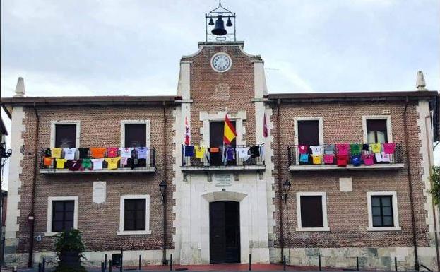 Las camisetas de las peñas de Mojados decoran estas 'no fiestas' el balcón consistorial