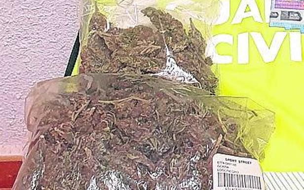Detenidos por llevar en el coche 280 gramos de cogollos de marihuana