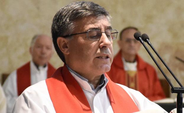 La comunidad parroquial de la iglesia de Sancti Spiritus recibe a su nuevo sacerdote