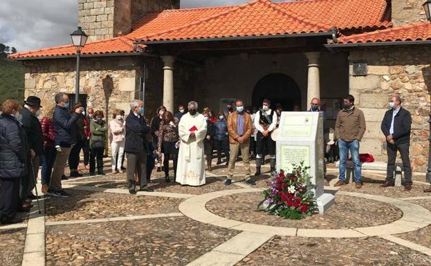 El Maíllo dedica una plaza y un tótem al sacerdote Alfredo Ramajo