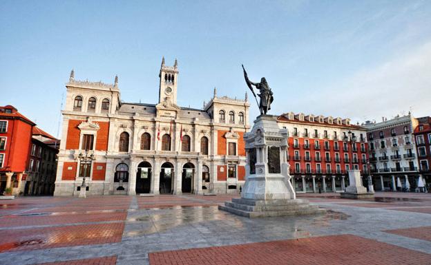 El imponente edificio que preside el flanco norte de la Plaza Mayor de Valladolid desde 1908