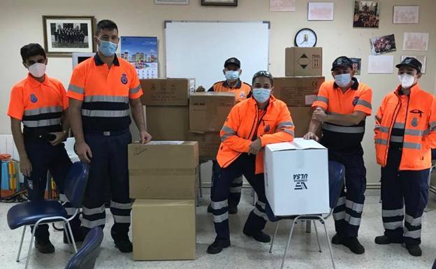 Protección Civil, la Policía Local y los bomberos de Palencia reciben material sanitario de la Junta