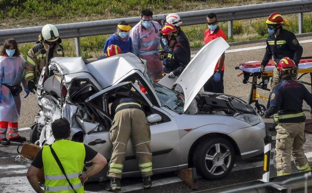 Un herido en un choque entre un autobús y un turismo en La Cistérniga