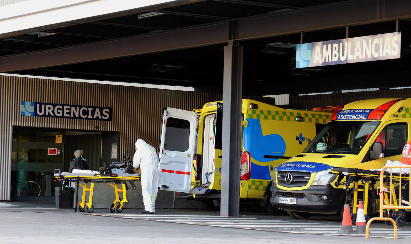Sanidad instala carpas en tres centros de salud de Valladolid para triaje y espera