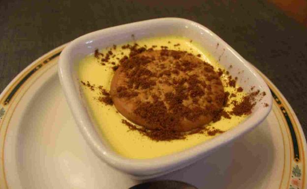 De postre unas natillas caseras con galleta