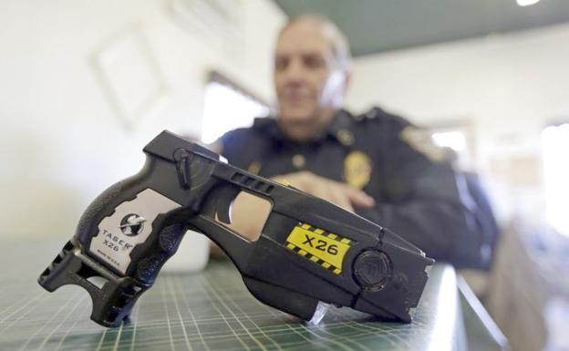 La Policía Nacional de León sumará a su armamento las primeras 'pistolas eléctricas'