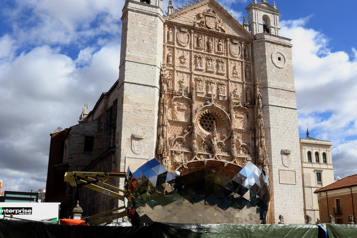 Instalación de 'Universo de luz' de Cristóbal Gabarrón, en la plaza de San Pablo de Valladolid