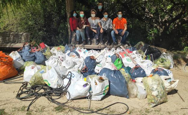 La basura de los botellones cubre la ribera del Pisuerga en el Callejón de la Alcoholera de Valladolid
