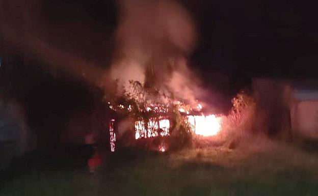 Incendian de madrugada y por segunda vez la vivienda de un mendigo en Cistierna