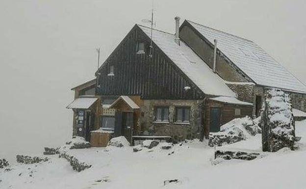 La última 'nevadona' en Picos de Europa cubre de blanco el Refugio del Collado Jermoso