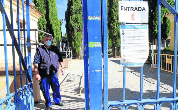 Un día de Todos los Santos con el cementerio a la mitad de aforo, recorridos únicos y límites de tiempo