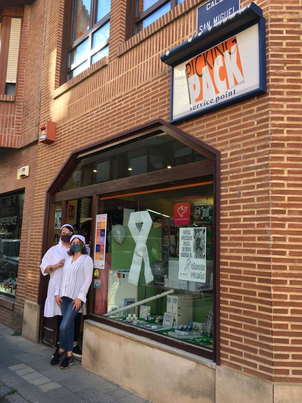 Los comercios de Aguilar se visten de colores contra el cáncer