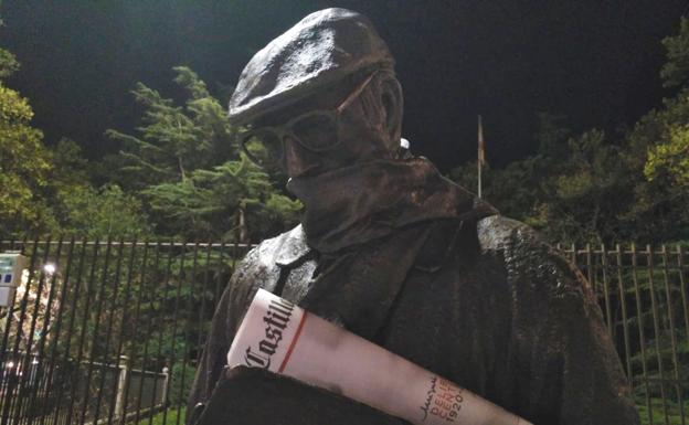 Los vallisoletanos regalan flores, citas de sus obras y su periódico a la figura de Delibes