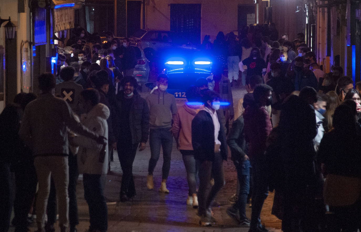 Sancionados por beber en la calle, no llevar mascarilla y portar un arma prohibida en La Hontanilla