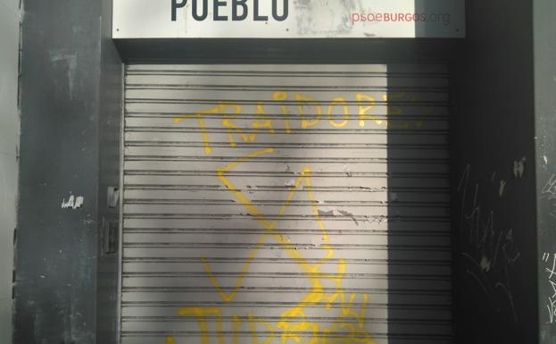 La sede del PSOE en Burgos aparece con pintadas de «traidores» y «Juden Raus»