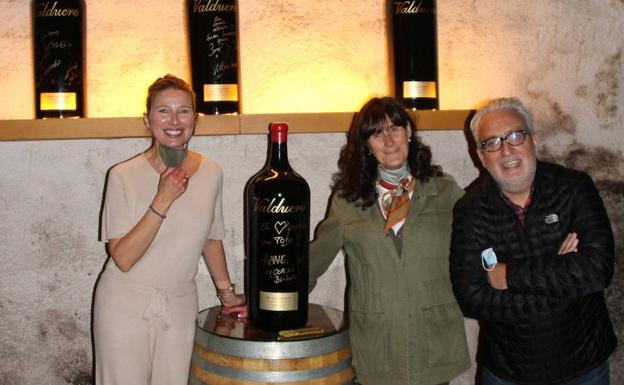 Anne Igartiburu, nueva socia de honor del exclusivo club 'Valduero mi bodega' en la Ribera del Duero