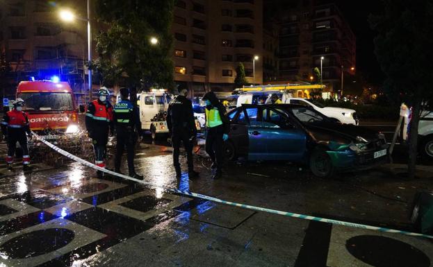 Un coche arrolla una terraza vacía en la puerta Zamora