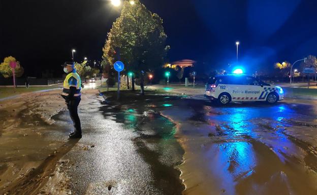 Un reventón del 'anillo mil' obliga a cortar la calle principal que recorre Villa de Prado