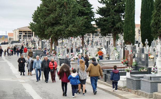 «Circuitos interiores» y límites al aforo en el cementerio de Salamanca el día de Todos los Santos