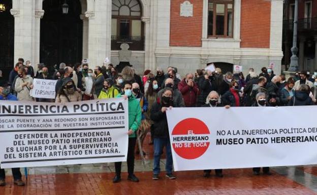 Un centenar de personas se manifiesta contra la injerencia política en el Herreriano