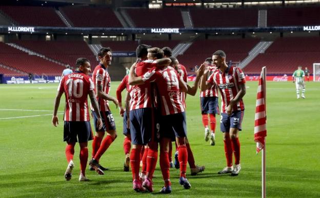 El invicto Atlético dominó las áreas ante un Betis vistoso