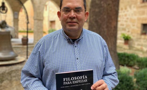 Antonio Risueño: «Es un libro que tiene lo básico para entender la Filosofía con cierta facilidad»