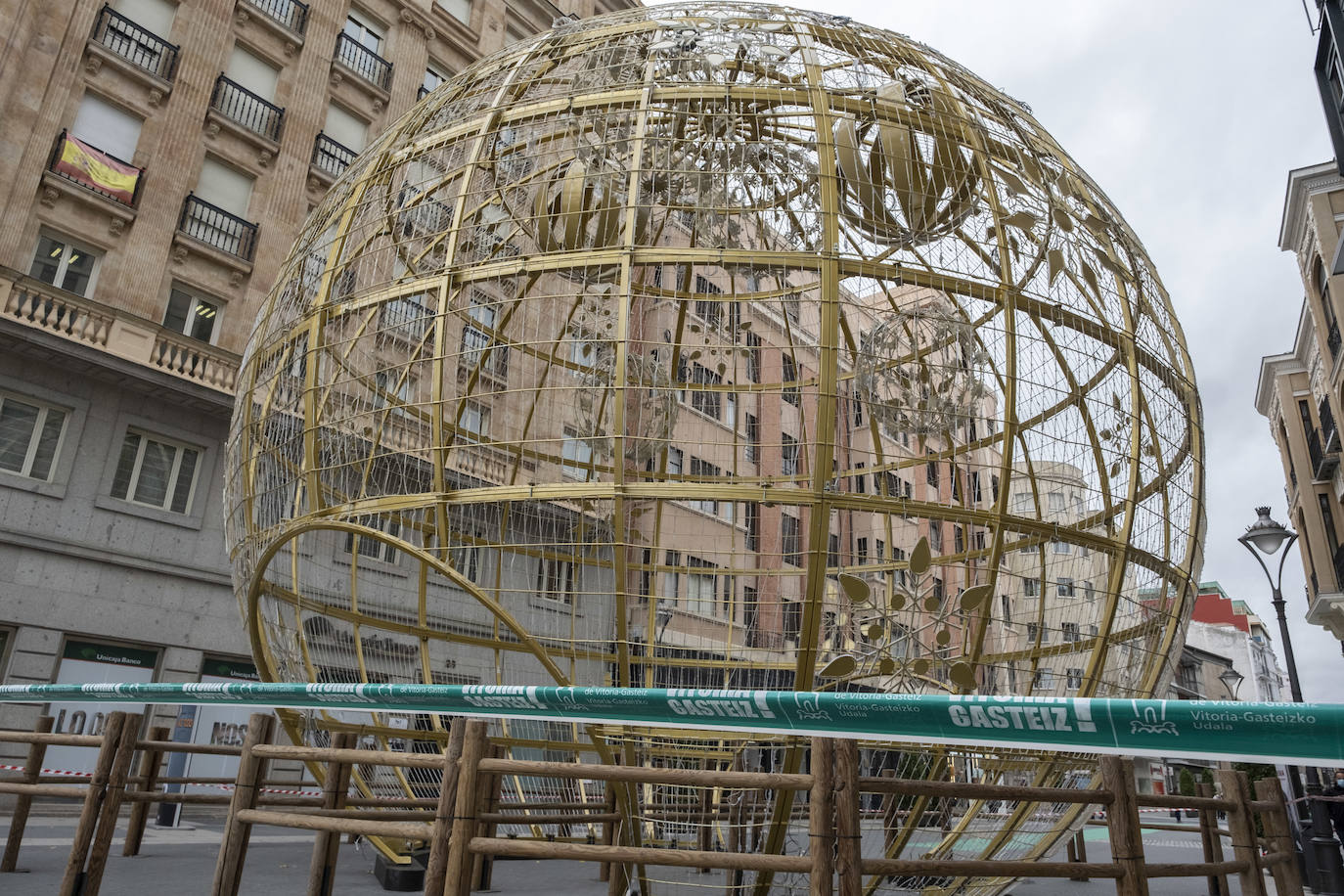 Montaje de la bola navideña en la calle Santiago de Valladolid