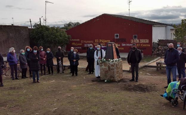 Emotivo homenaje a los fallecidos por la covid-19 en Monterrubio de la Sierra