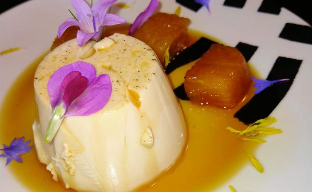 Panna Cotta de té de vainilla y piña asada flambeada con whiskey