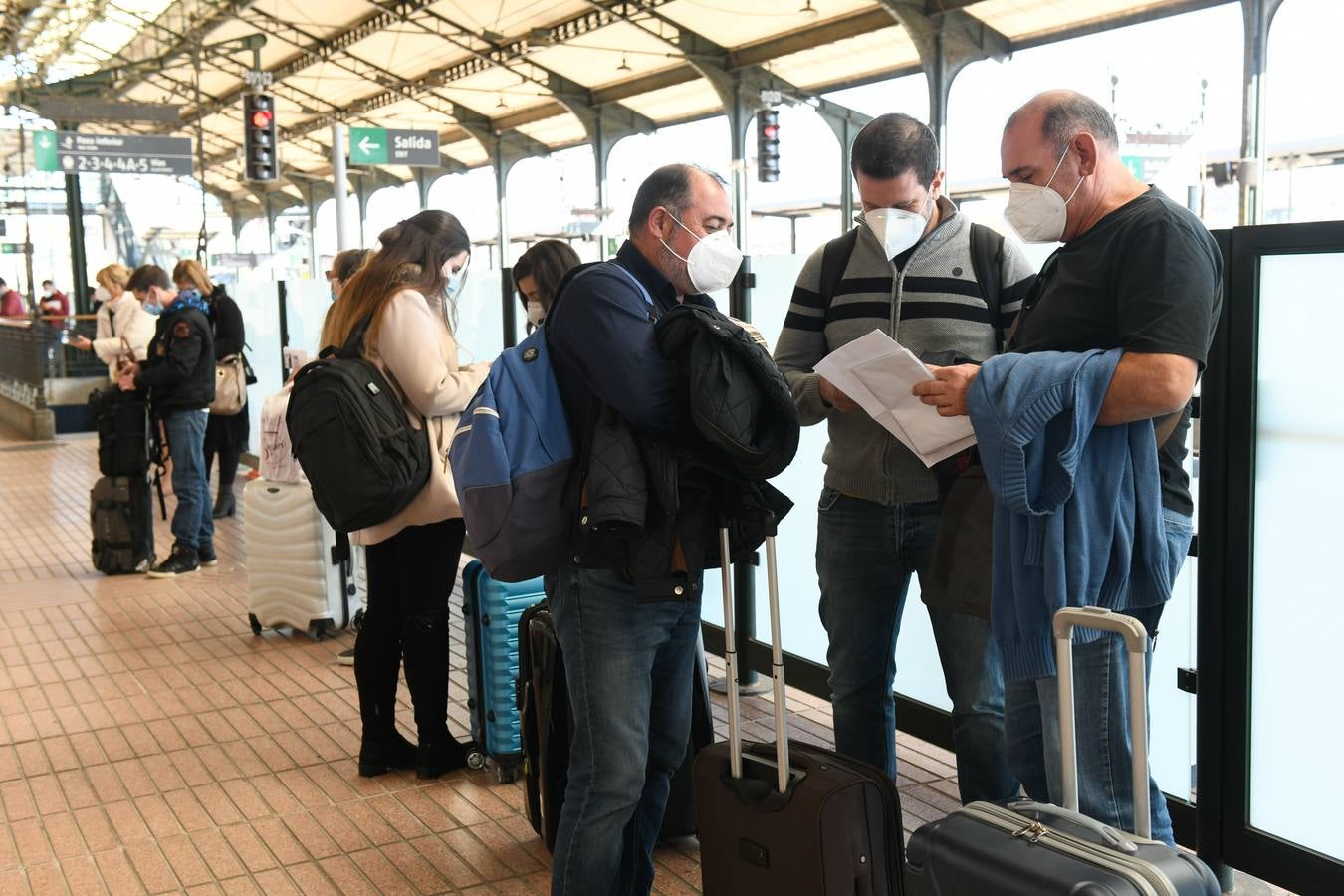 Control de la Policía Nacional en la estación de trenes de Valladolid para evitar la movilidad en el puente