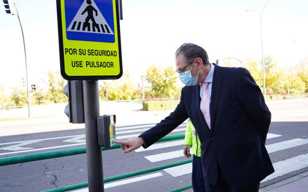 Los 197 semáforos con pulsador de Salamanca capital tendrán placas antimicrobianas contra la covid
