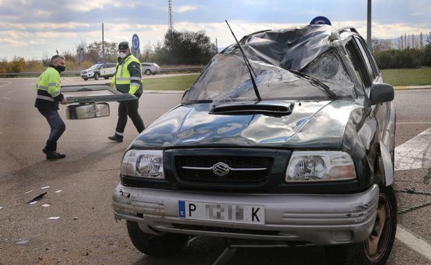 Dos heridos al volcar su coche en la rotonda del puente Don Guarín