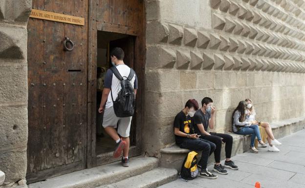 La Casa de los Picos de Segovia pide salvoconductos para alumnos afectados por el toque de queda