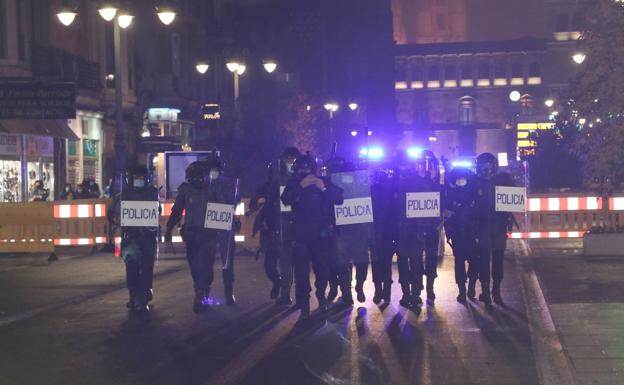 La protesta por el toque de queda en León provoca altercados con la Policía