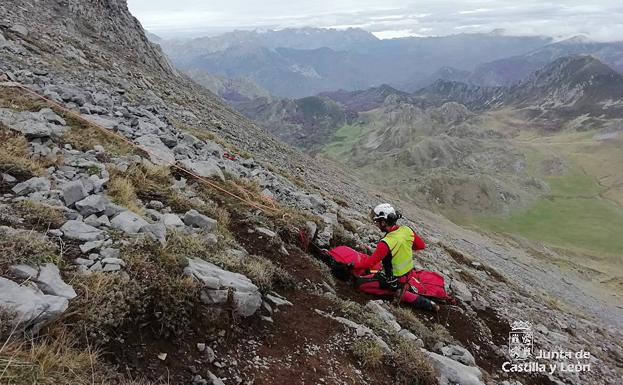 Fallece un montañero de 50 años tras ser golpeado por una piedra en la Peña Ten, en León