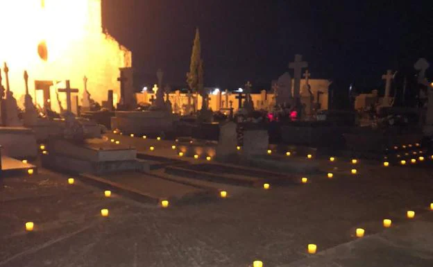 Las velas brillan por los Santos en el cementerio de Pedrosa del Rey