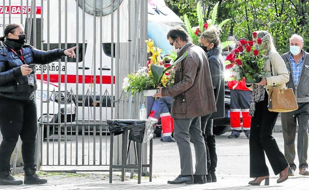 La limitación de asistentes a los funerales retrasó hasta el verano muchos entierros