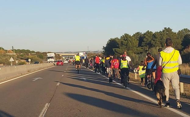 Una marcha de vecinos reivindica la inmediata construcción de la pasarela en Boecillo