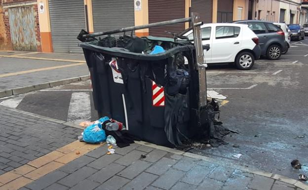 Los actos vandálicos en San Andrés se saldan con el corte temporal de la calle Alfageme y tres contenedores quemados