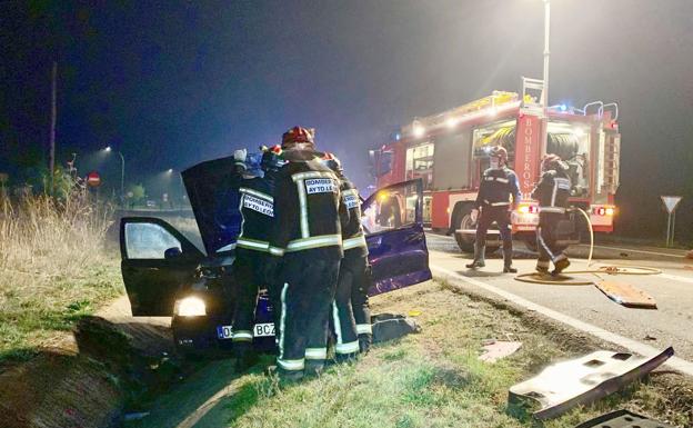 Fallece una mujer tras una colisión entre un vehículo y un camión en Villadangos del Páramo (León)