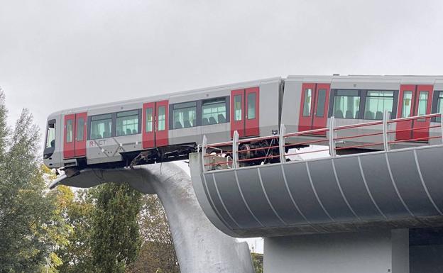 La cola de una escultura de ballena evita que un vagón de metro caiga al agua cerca de Rotterdam