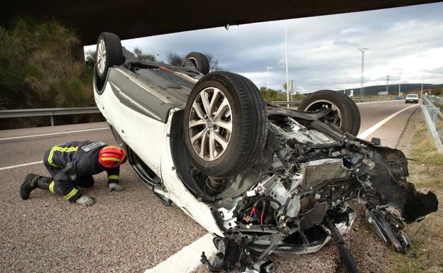 Herida leve una mujer tras volcar el turismo que conducía en la A-62, en Ciudad Rodrigo