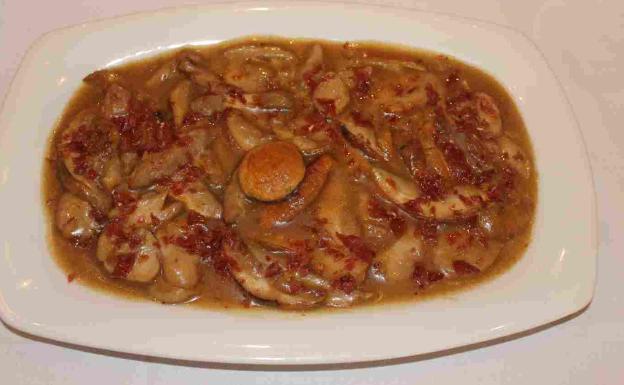 Exquisito boletus con salsa y crujiente de jamón