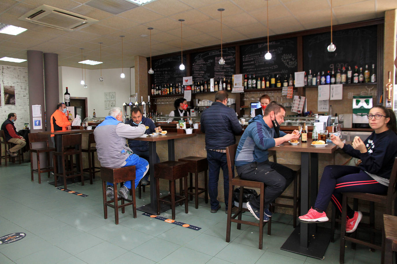 La cafetería del Centro de Transportes, una de las pocas abiertas en Segovia: «Es un alivio muy grande»