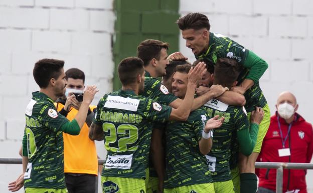 El CD Guijuelo quiere aprovechar su subidón del derbi para sumar ante la SD Compostela