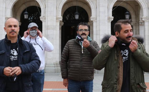 La iniciativa Movember por la salud masculina no esconde sus bigotes tras las mascarillas en Valladolid