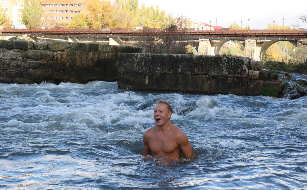 Un baño a diario, también en noviembre, en el Pisuerga: «Esto es mi spa»